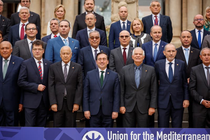 El alto representante de la Unión Europea para Asuntos Exteriores y Política de Seguridad, Josep Borrell, y otros ministros posan para una foto durante la cumbre de la Unión por el Mediterráneo en Barcelona, España