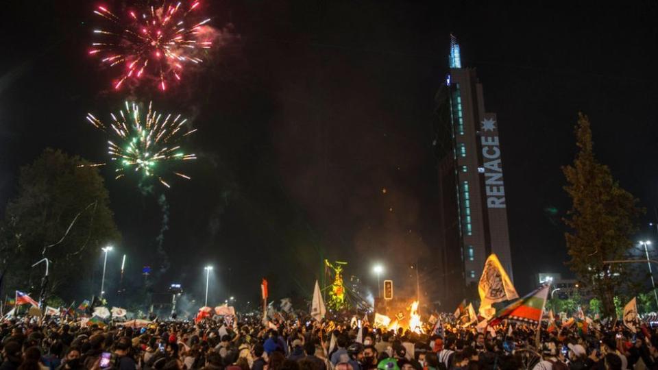 Con fuegos artificiales, banderas y la ilusión de un nuevo comienzo, decenas de miles de chilenos celebraron en las calles los resultados del histórico plebiscito celebrado este domingo 25 de octubre.