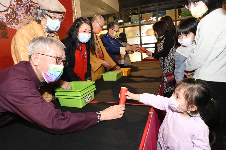 國美館長梁永斐發放春聯給民眾