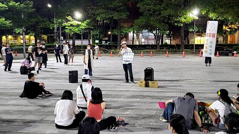 反國會濫權  台中民眾聚集（2） 台中市政府前廣場15日晚間聚集許多民眾，自主延續 響應「青鳥行動」，訴求反國會濫權，現場有人輪番 上陣宣講，也有人席地而坐聆聽。 （民眾提供） 中央社記者趙麗妍傳真  113年6月15日 