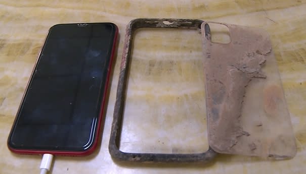 手機雖泡水2個月被泥土覆蓋，但仍能正常使用，實在驚奇。（圖／東森新聞）