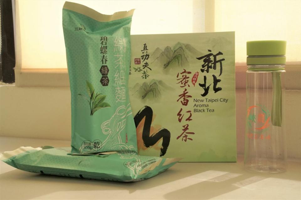 三峽區農會推出購買蜜香紅茶比賽茶1盒，就送冷泡杯1個或綠茶細麵2包，即日起至111年9月10日止。   圖：新北市農業局提供