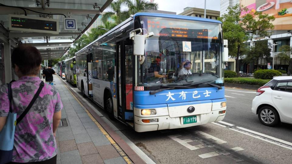 公車駕駛開車，長期時間下來，身心都受到影響。洪敏隆攝