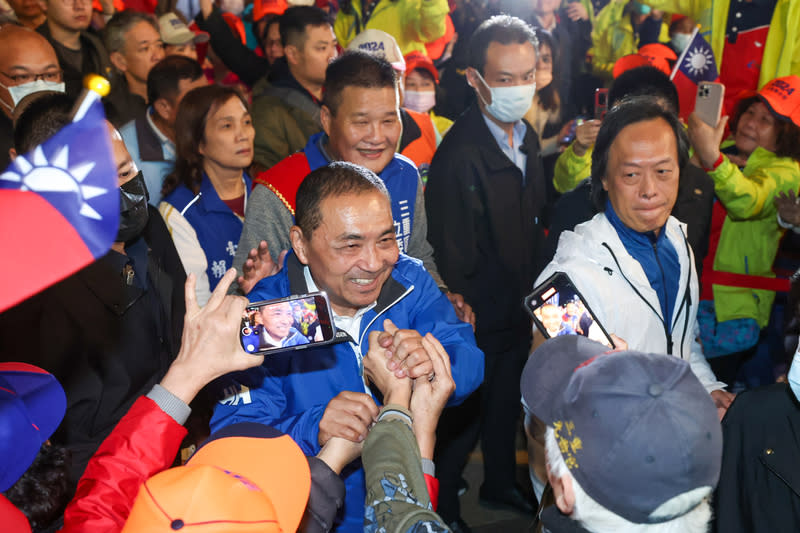 侯友宜與蔡明堂聯合競選總部成立大會（1） 國民黨總統參選人侯友宜（前左）、黨籍立委參選人 蔡明堂聯合競選總部成立大會19日在新北市三重區舉 行，侯友宜進場與民眾熱情握手互動。 中央社記者吳家昇攝  112年11月19日 