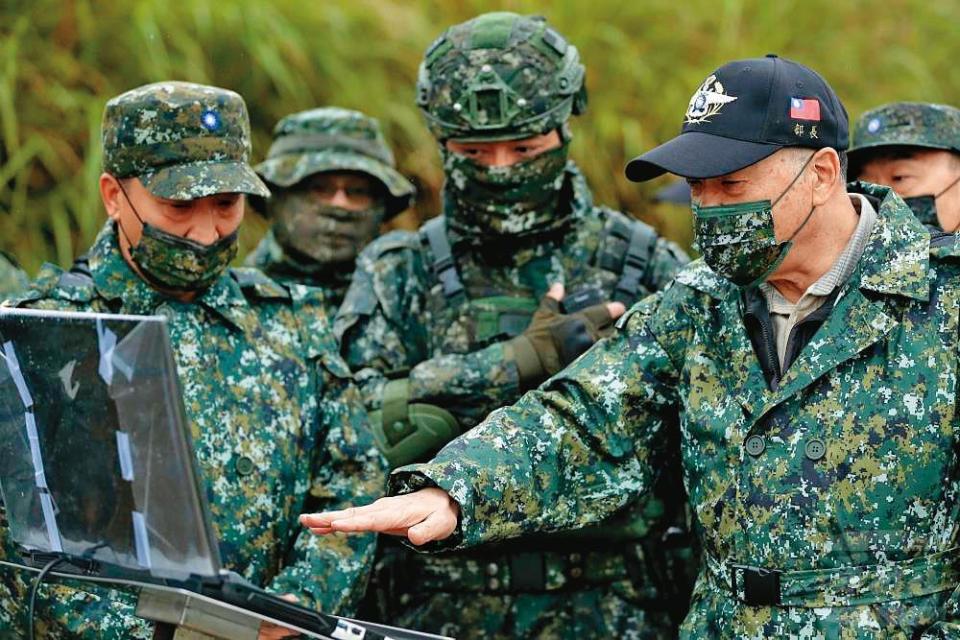 邱國正（右）治軍嚴厲，對於軍購案涉弊相當震怒，要求部屬嚴查到底。（軍聞社）