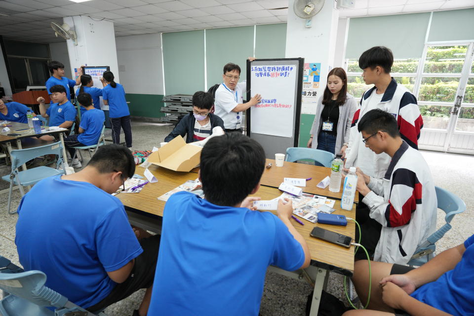 圖/台灣松下技術中心處長廖添郁，以學長的角度、互動分享自身高職畢業便加入台灣松下的心路歷程(台積電慈善基金會 提供)