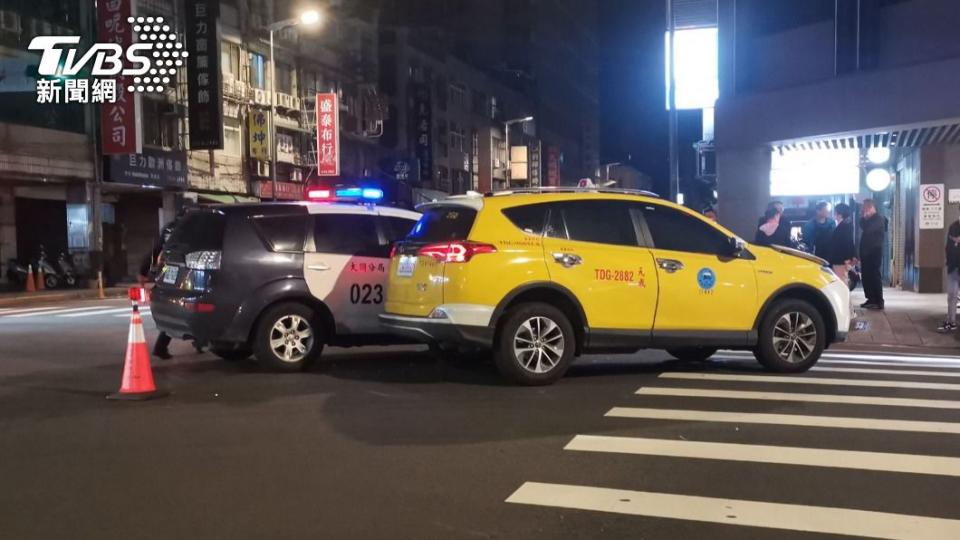 員警趕赴現場時不慎和小黃發生車禍。（圖／TVBS）