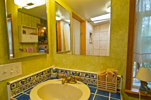 <p>La vivienda también cuenta con un baño que tiene todas las comodidades.<br><br>Foto: Airbnb/<a rel="nofollow noopener" href="https://es.airbnb.com/rooms/8357?guests=1&adults=1" target="_blank" data-ylk="slk:Mushroom Dome Cabin;elm:context_link;itc:0;sec:content-canvas" class="link ">Mushroom Dome Cabin</a> </p>