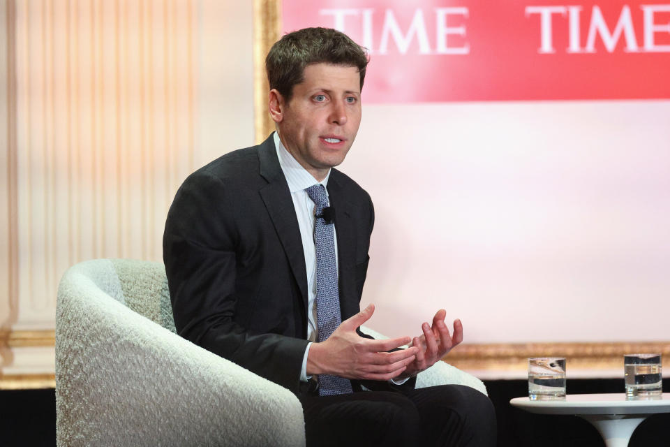 NEW YORK, NEW YORK – 12. DECEMBER: Sam Altman hovorí na pódiu počas A Year In TIME v hoteli Plaza 12. decembra 2023 v New Yorku.  (Foto: Mike Coppola/Getty Images pre TIME)