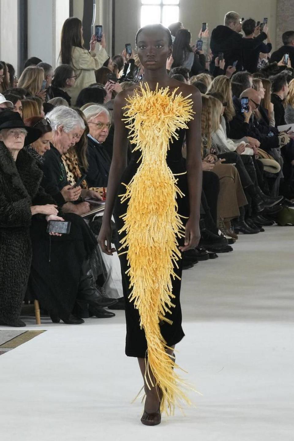 Una modelo luce una creación como parte de la colección Schiaparelli Haute Couture Primavera-Verano 2023 presentada en París, el lunes 23 de enero de 2023. (Foto AP/Michel Euler)