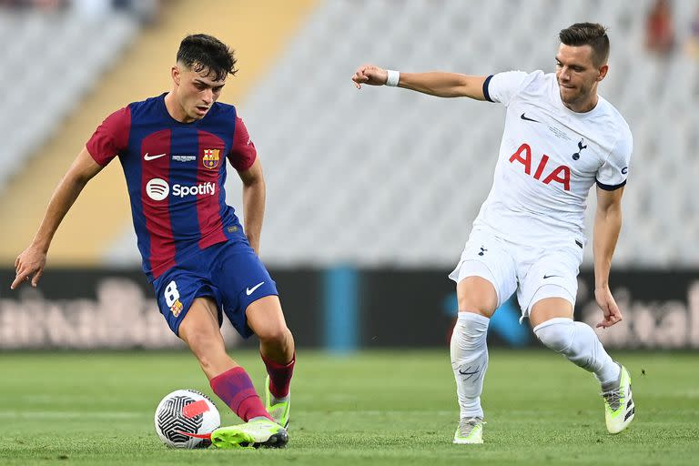 Lo Celso marca a Pedri durante la derrota de Tottenham ante Barcelona por la Copa Joan Gamper