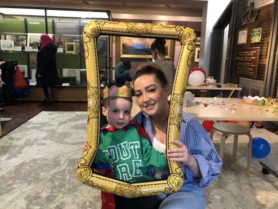 The Bolton News: Oliver Anderson, de 4 años, hizo una corona con la ayuda de su madre, Jodie Anderson, en el Museo de Bolton