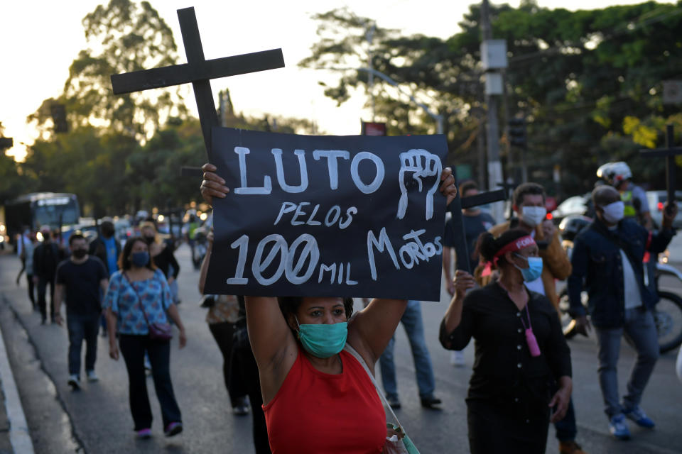 Los Gobiernos deben ser responsables del control de estas informaciones falsas. (Photo by NELSON ALMEIDA/AFP via Getty Images)