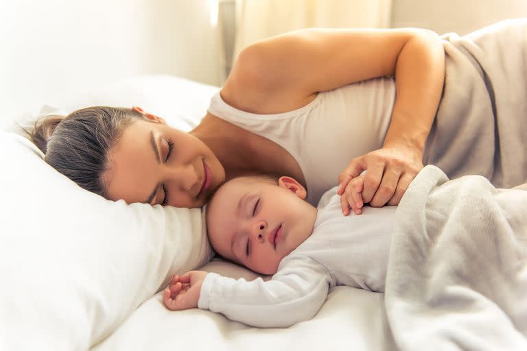 Las mujeres suelen tener alteraciones en el sueño cuando están al cuidado de bebés