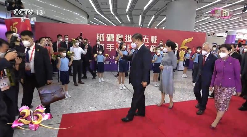 ▲中國國家主席習近平與夫人彭麗媛下午三點抵達香港，出席香港回歸25周年紀念活動。（圖／翻攝自央視直播畫面）