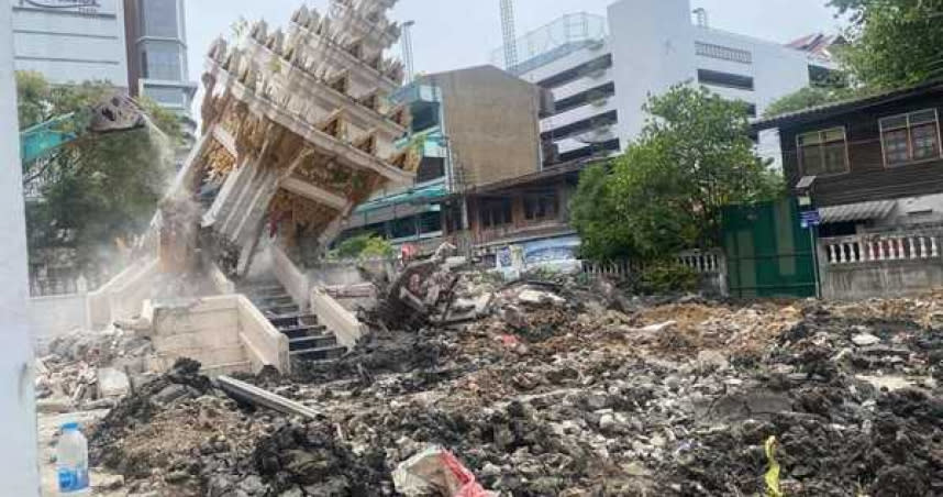 曼谷擁有25年歷史的焚屍亭疑似因為連續多日火化染疫死者，直接「燒爆」坍塌。（圖／翻攝自Wirat Sawangarom臉書）