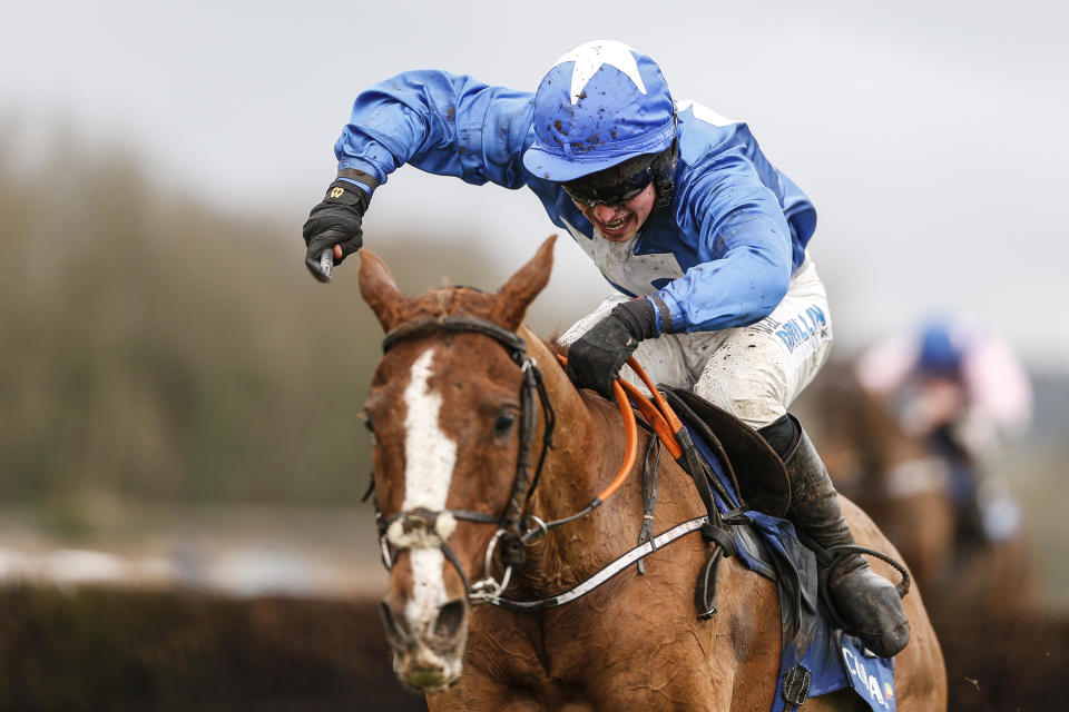 James Bowen takes Raz De Maree to victory