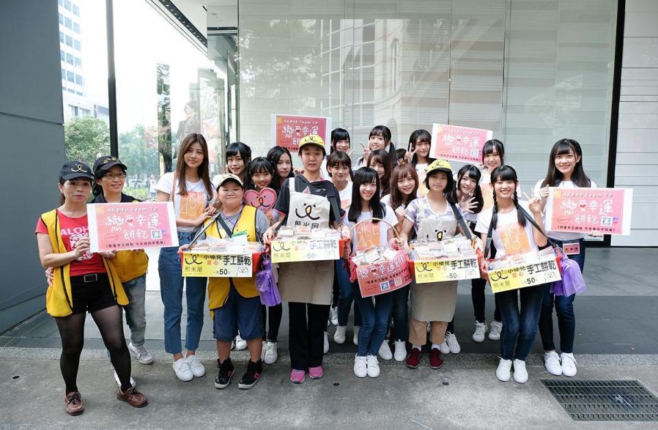 AKB48 Team TP走上街頭義賣餅乾、與公益團體熊米屋合作。（好言娛樂提供）