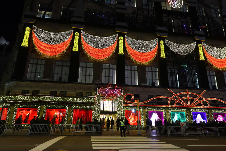 The Christmas light display on Saks Fifth Avenue is a favorite tourist sight. (Photo: Gordon Donovan/Yahoo News)