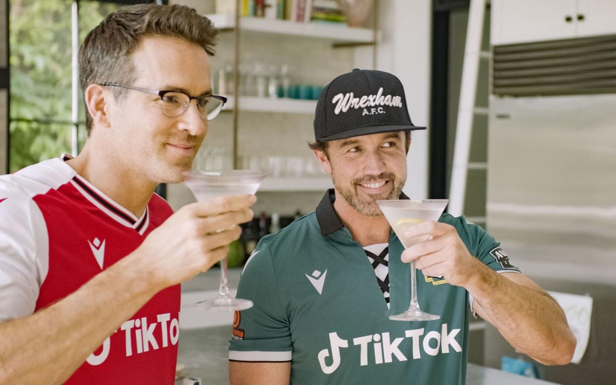 Ryan Reynolds und Rob McElhenney haben den walisischen Fußballverein AFC Wrexham 2021 übernommen. Bei Disney+ startete daraufhin die Doku-Serie "Welcome to Wrexham". (Bild: Disney)