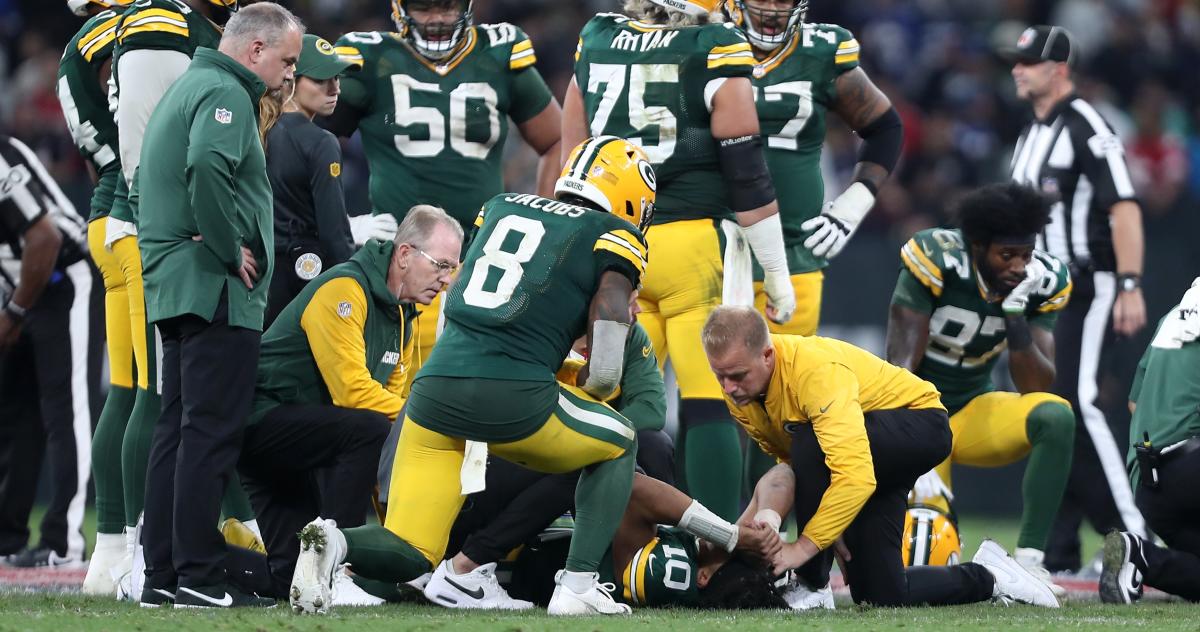 Jordan Love de los Packers se lesionó el ligamento medial colateral y no terminará su temporada, según informe