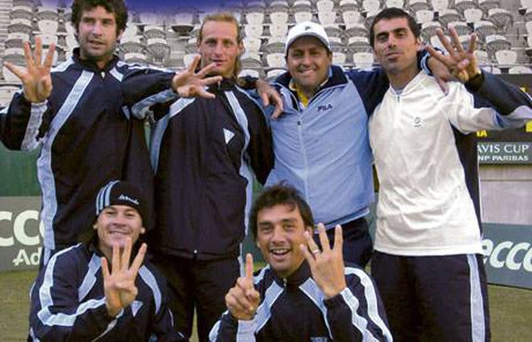 Etlis, Nalbandian, el capitán Mancini, Martín Rodríguez, Coria y Puerta; los cinco integrantes del equipo y el conductor, en la triunfal despedida de Sydney
