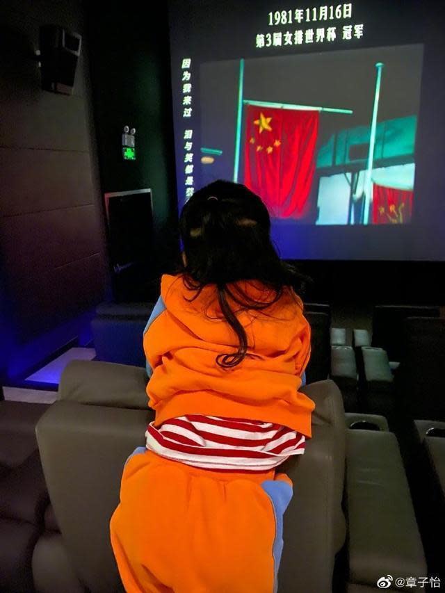 章子怡也曾經拍下女兒看電影背影照片，前方大銀幕電影畫面清晰可見。（章子怡微博）