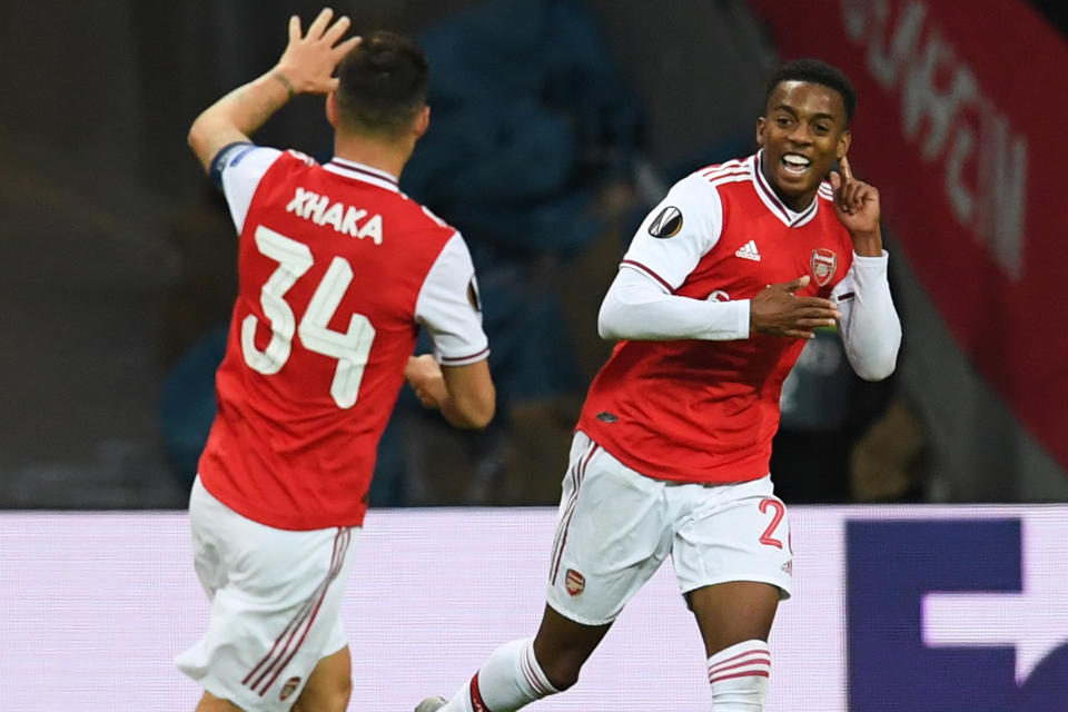 FRANKFURT AM MAIN, GERMANY - SEPTEMBER 19: Joe Willock (R) of Arsenal FC celebrates after scoring his team's first goal during the UEFA Europa League group F match between Eintracht Frankfurt and Arsenal FC at Commerzbank Arena on September 19, 2019 in Frankfurt am Main, Germany. (Photo by Oliver Hardt - UEFA/UEFA via Getty Images)