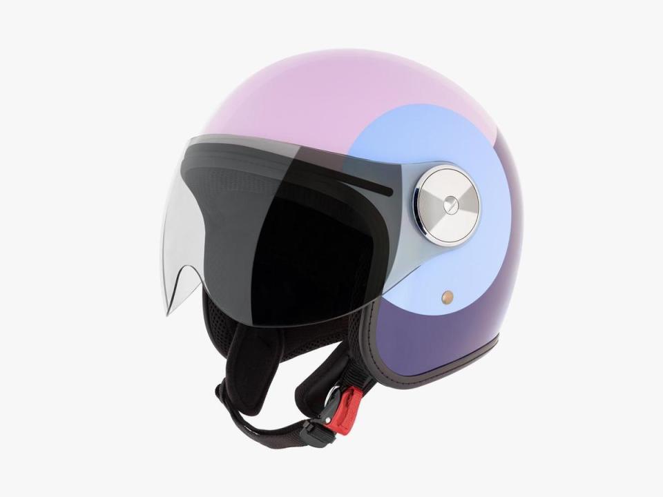 Gogoro VIVA MIX 靈魂紫限定版標配「Gogoro 靈魂紫專屬安全帽」，讓女性車主以獨特風格、魅力登場。