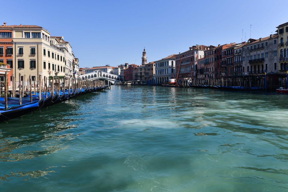 A general view shows clear waters of the Grand Canal near the Rialto Bridge in Venice on March 18, 2020, as a result of the stoppage of motorboat traffic, following the country's lockdown within the new coronavirus crisis.