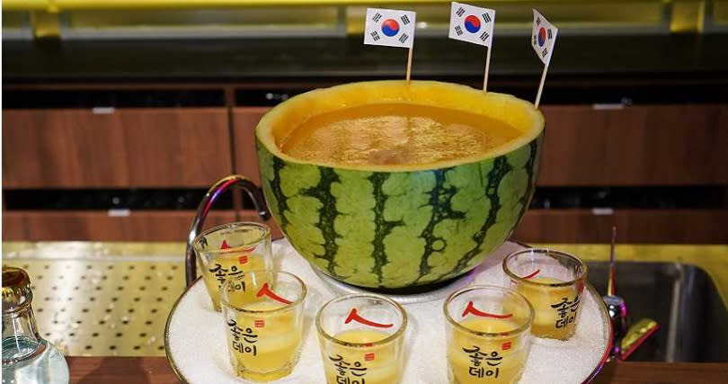 夜間21點後會供應特色酒款，如使用當季小玉西瓜搭配韓國馬格利酒調和的「無法抗拒的馬格利（西瓜）」。（600元）