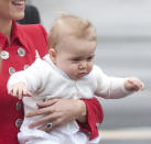 <p>Bras levés, le prince salue ses sujets !</p><br><br><a href="https://www.elle.fr/People/La-vie-des-people/News/photo-prince-George#xtor=AL-541" rel="nofollow noopener" target="_blank" data-ylk="slk:Voir la suite des photos sur ELLE.fr;elm:context_link;itc:0;sec:content-canvas" class="link ">Voir la suite des photos sur ELLE.fr</a><br><h3> A lire aussi </h3><ul><li><a href="https://www.elle.fr/People/La-vie-des-people/News/Complicite-degustation-de-pizza-le-prince-William-s-offre-une-viree-sportive-avec-son-fils-George#xtor=AL-541" rel="nofollow noopener" target="_blank" data-ylk="slk:Complicité et dégustation de pizza : le prince William s’offre une virée sportive avec son fils George;elm:context_link;itc:0;sec:content-canvas" class="link ">Complicité et dégustation de pizza : le prince William s’offre une virée sportive avec son fils George</a></li><li><a href="https://www.elle.fr/People/La-vie-des-people/News/Le-prince-George-a-l-honneur-son-role-cle-lors-du-couronnement-de-Charles-III-4121523#xtor=AL-541" rel="nofollow noopener" target="_blank" data-ylk="slk:Le prince George à l’honneur : son rôle clé lors du couronnement de Charles III;elm:context_link;itc:0;sec:content-canvas" class="link ">Le prince George à l’honneur : son rôle clé lors du couronnement de Charles III</a></li><li><a href="https://www.elle.fr/People/La-vie-des-people/News/Prince-George-cette-activite-qu-il-adore-et-qui-etait-interdite-son-pere-4120809#xtor=AL-541" rel="nofollow noopener" target="_blank" data-ylk="slk:Prince George : cette activité qu'il adore et qui était interdite à son père;elm:context_link;itc:0;sec:content-canvas" class="link ">Prince George : cette activité qu'il adore et qui était interdite à son père</a></li><li><a href="https://www.elle.fr/Astrologie/Dossier-Astro/Le-prince-George-fera-t-il-un-bon-roi-d-apres-l-astrologie-4037616#xtor=AL-541" rel="nofollow noopener" target="_blank" data-ylk="slk:Le prince George fera-t-il un bon roi d’après l’astrologie ?;elm:context_link;itc:0;sec:content-canvas" class="link ">Le prince George fera-t-il un bon roi d’après l’astrologie ?</a></li><li><a href="https://www.elle.fr/Astro/Horoscope/Quotidien#xtor=AL-541" rel="nofollow noopener" target="_blank" data-ylk="slk:Consultez votre horoscope sur ELLE;elm:context_link;itc:0;sec:content-canvas" class="link ">Consultez votre horoscope sur ELLE</a></li></ul>