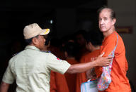 <p>Nach über zwölf Monaten in Haft trifft James Ricketson zu seinem ersten Prozesstag im kambodschanischen Phnom Penh ein. Dem australischen Filmemacher wird Spionage vorgeworfen, da er im Juni 2017 eine Drohne über einer Wahlkampfveranstaltung fliegen ließ. Ihm drohen bis zu zehn Jahre Haft. (Bild: Reuters/Samrang Pring) </p>