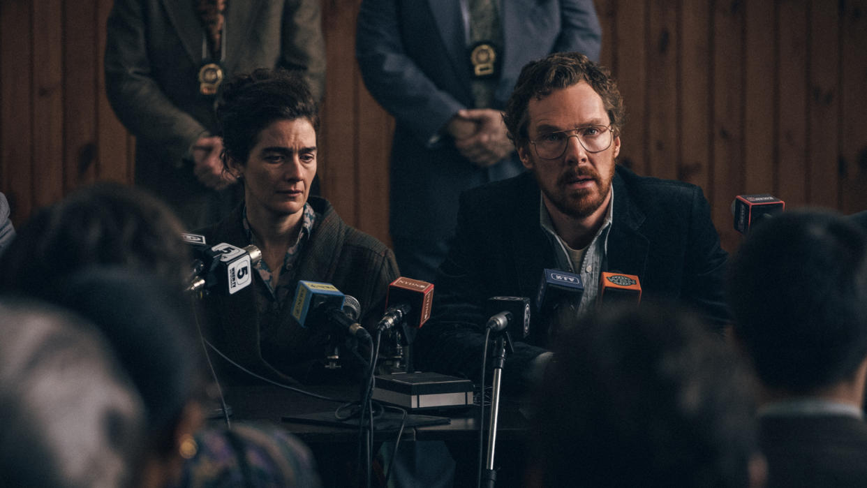  Benedict Cumberbatch's Vincent gets interviewed by members of the press in Netflix's Eric TV show. 