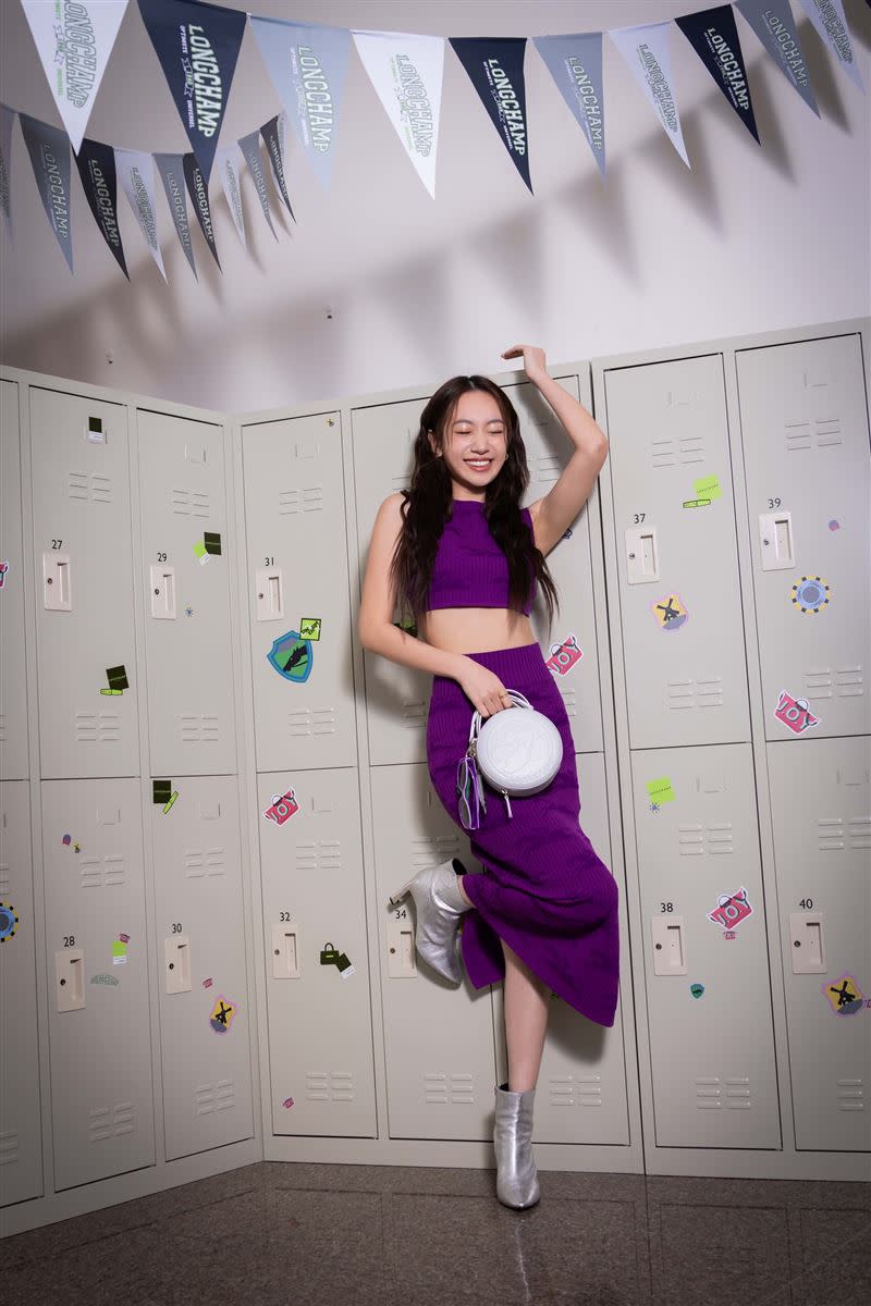 Julia吳卓源紫色針織短版上衣及同色系半身裙，展現優雅中帶有性感的魅力。（圖／品牌提供）