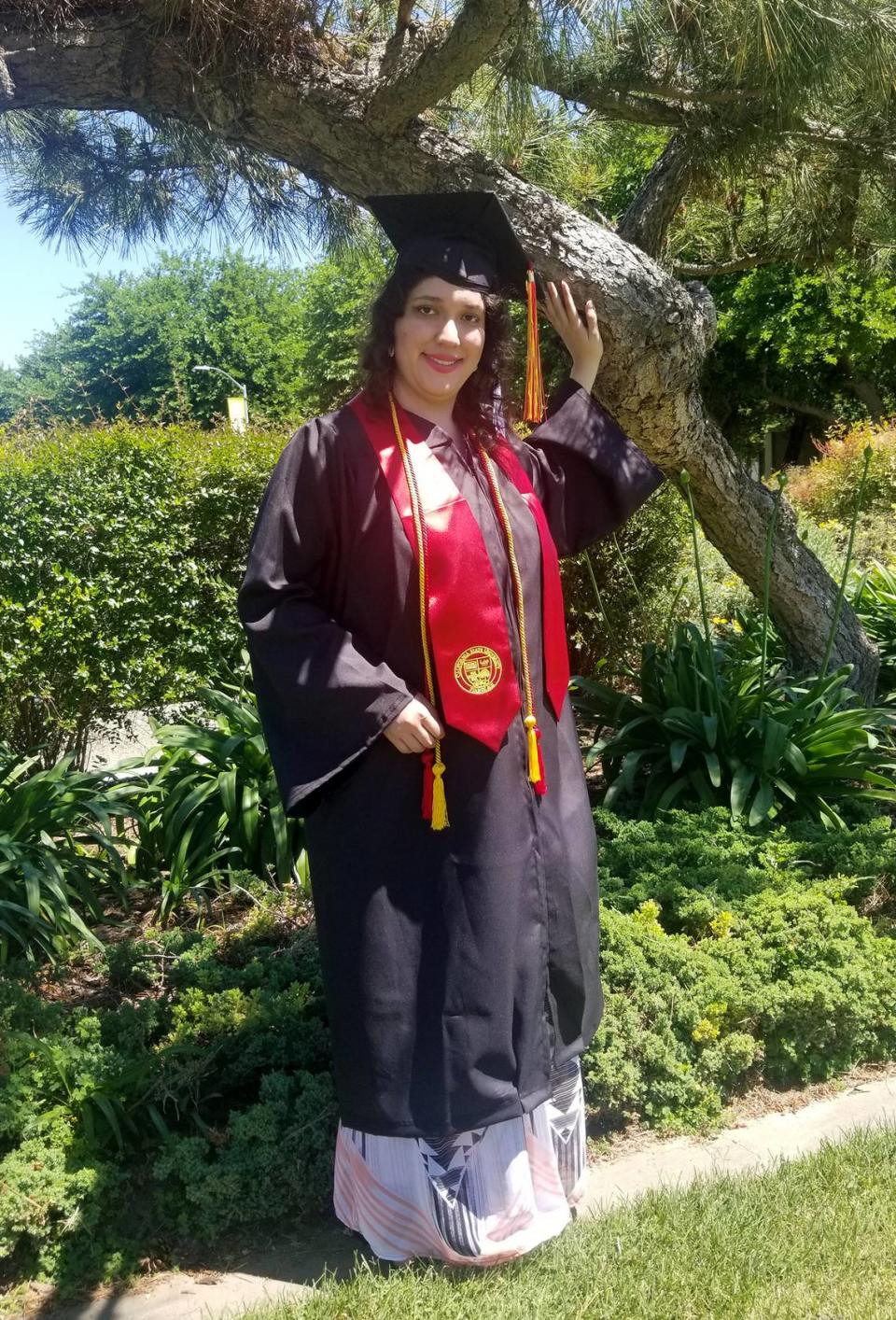 Joy Silvas vestida con toga y birrete. Se graduó con honores en la CSU Stanislaus el 28 de mayo de 2024.