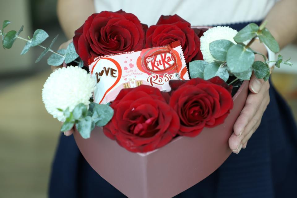 ▲雀巢奇巧KitKat玫瑰巧克力即日起全家限量獨家上市，3月12日前享有第2片6折優惠。（圖／雀巢提供）