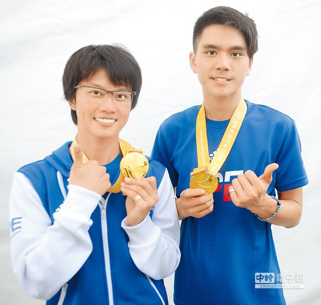 世大運滑輪溜冰一萬公尺計分淘汰賽，中華隊陳彥成（右）與楊合貞（左）包辦男女金牌。（季志翔攝）