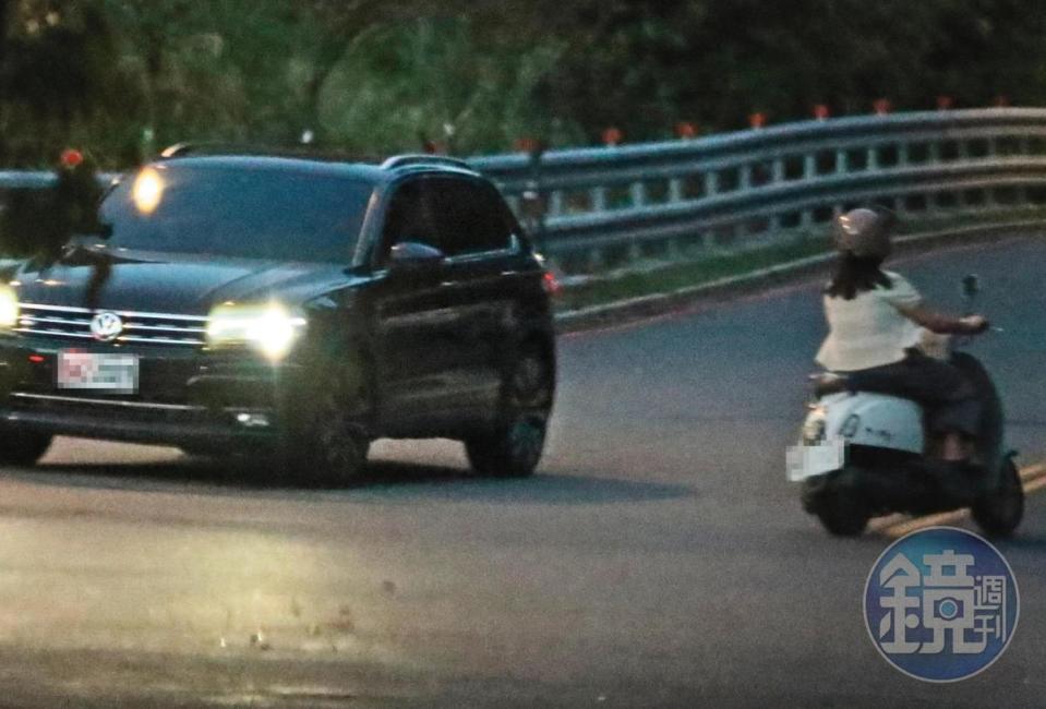 18：40 深山祕密約會完，楊晴與羅平又駕著原車，消失在夜色之中。