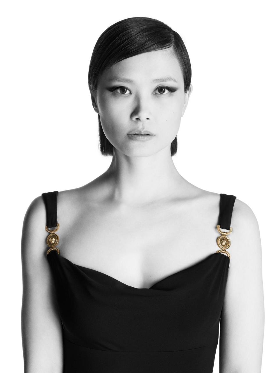 李宇春身著黑色長洋裝。NT$112,500（VERSACE提供）