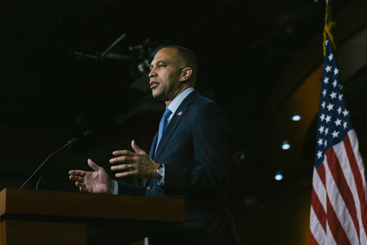 El representante Hakeem Jeffries, líder de la minoría demócrata, dijo el martes a su asamblea partidaria que no estaría dispuesto a apoyar ningún paquete que incluyera menos de los 9000 millones de dólares en ayuda humanitaria que formaban parte de un proyecto de ley aprobado por el Senado. (Jason Andrew/The New York Times)