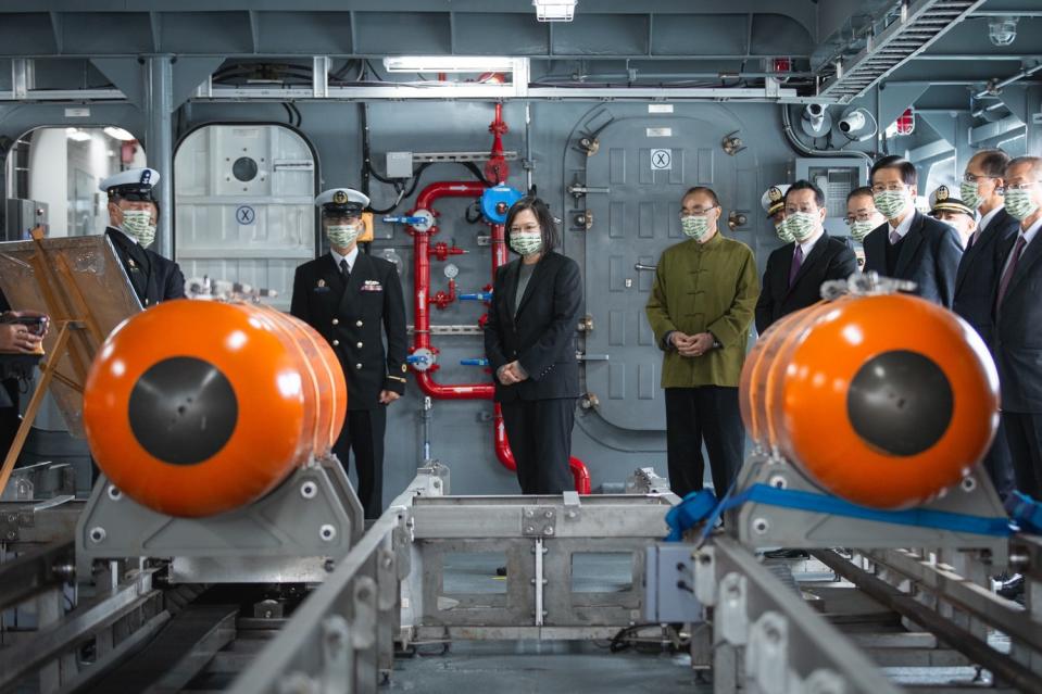 總統蔡英文在臉書介紹快速布雷艇內部，這就是台灣研發、台灣製造的「自動布雷系統」。   圖：翻攝自蔡英文臉書