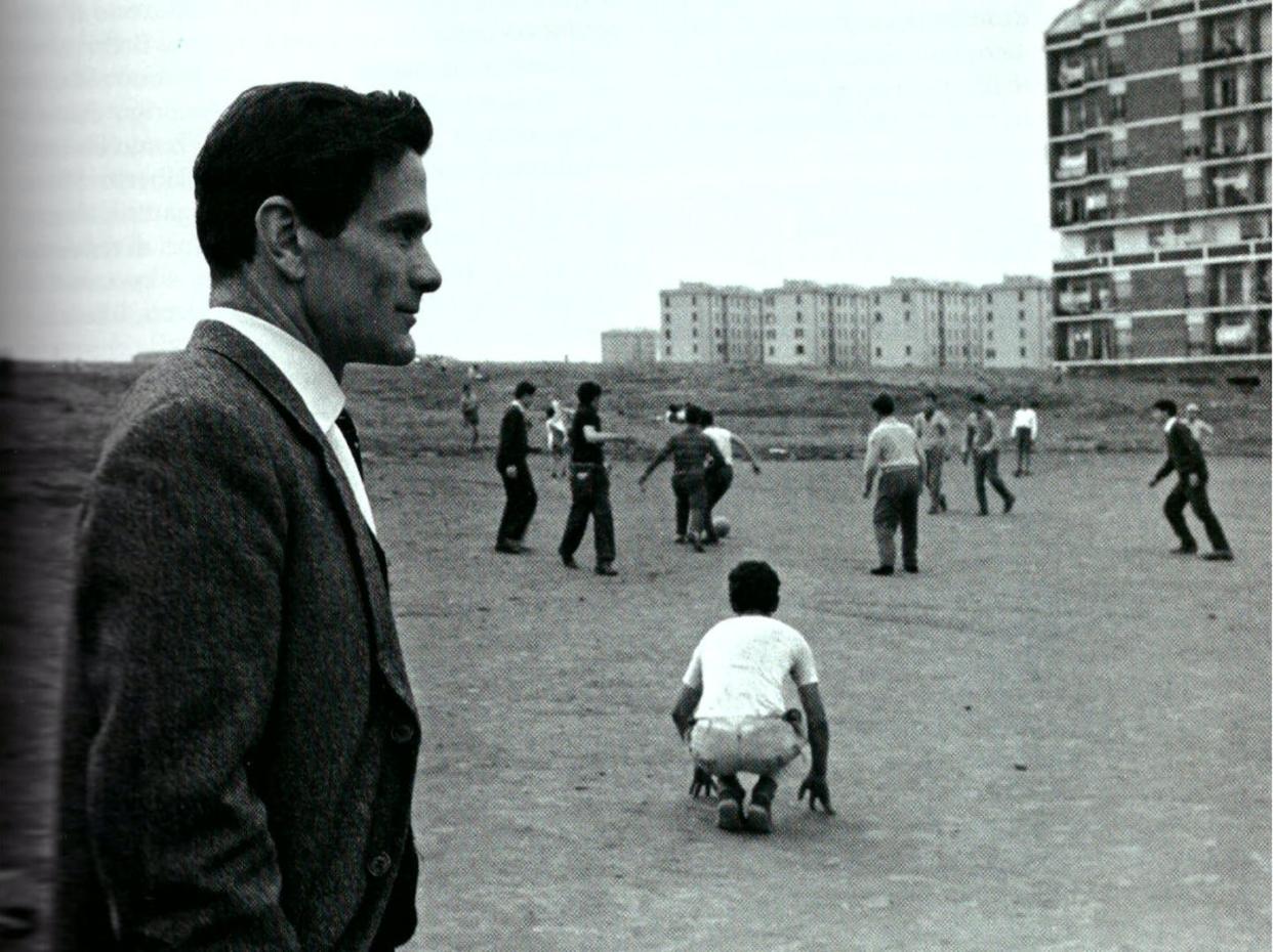 <span class="caption">Pier Paolo Pasolini en el barrio romano de Quarticciolo, 1960.</span> <span class="attribution"><a class="link " href="https://commons.wikimedia.org/wiki/File:Pasolini_1960.jpg" rel="nofollow noopener" target="_blank" data-ylk="slk:L'Espresso / Wikimedia Commons;elm:context_link;itc:0;sec:content-canvas">L'Espresso / Wikimedia Commons</a></span>