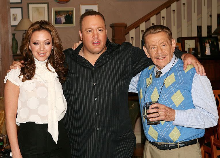 <p>——————————–<br></p><p>Diese drei bildeten rund 200 Folgen lang das Herz der Serie: Kevin James alias Doug Heffernan, Leah Remini als seine Frau Carrie und Jerry Stiller als ihr exzentrischer Vater Arthur.<br>(Foto: Getty Images) <br></p>