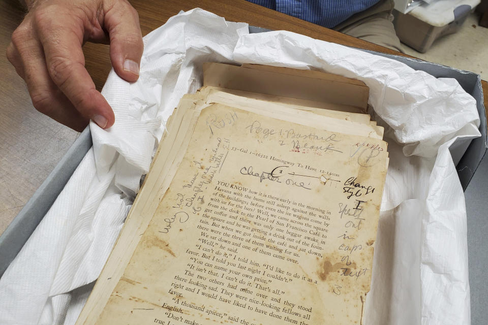 El historiador Corey Malcom muestra un primer borrador de la novela de Ernest Hemingway de 1937, "To Have and Have Not" ("Tener y no tener"), con notas manuscritas de Hemingway en los márgenes en el Centro de Historia de los Cayos de Florida en Key West, Florida, el lunes 15 de julio de 2024. (Foto AP/David Fischer)