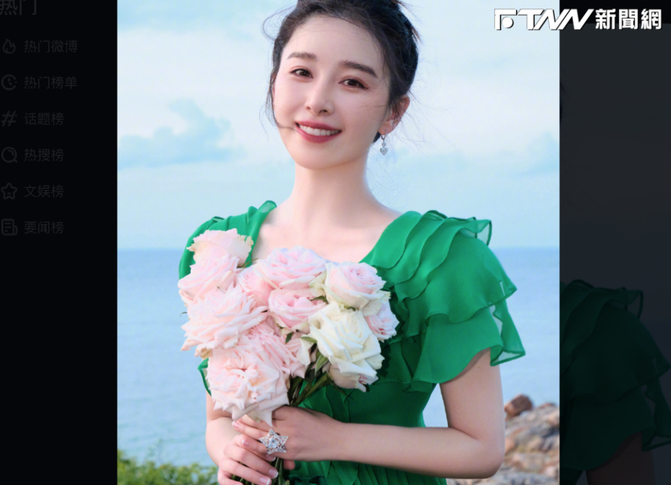 中國女星闞清子大方分享捧花束照，證實被求婚喜訊。（圖／翻攝自微博）