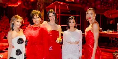 the kardashians fans accuse family of major photoshop fail in christmas pics