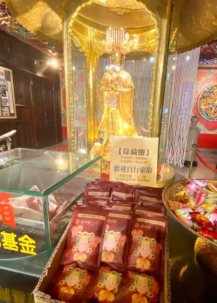 大甲鎮瀾宮媽祖博物館內的「金媽祖」遭檢舉非純金，顏清標昨日強調，「金媽祖」是純金打造，絕對經得起考驗。（記者陳金龍翻攝）