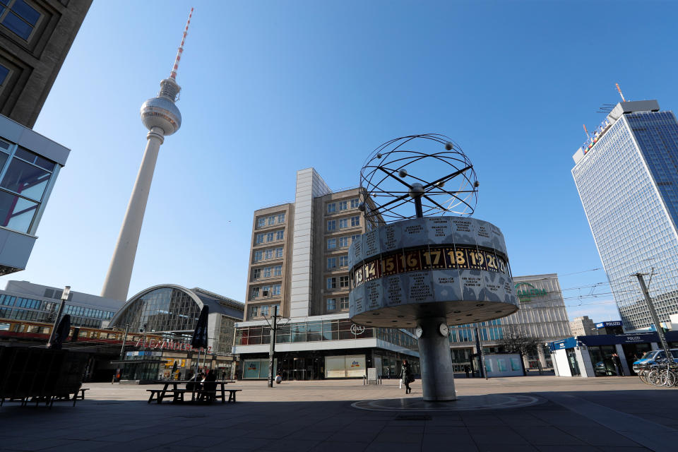 Nüscht los aufm Alex. Der Alexanderplatz in Berlin bleibt wie viele öffentliche Orte derzeit wegen der Coronakrise meist verwaist. (Bild: REUTERS/Fabrizio Bensch)