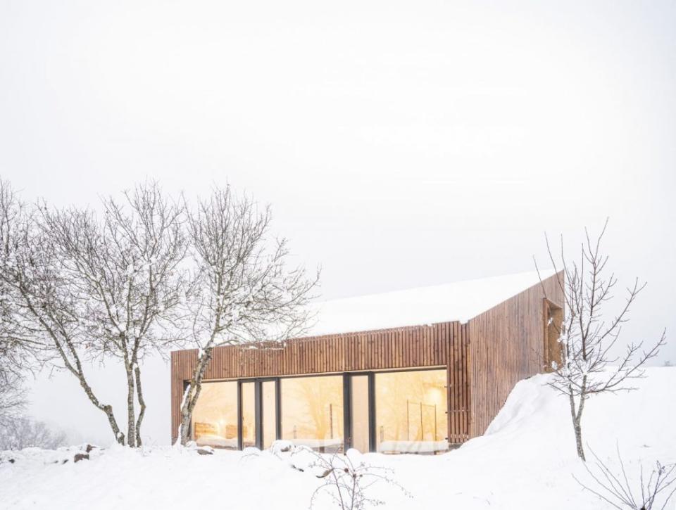 Casa Anfion, A 4 room cabin serves as a place of refuge and respite for students of the nearby yoga school in the mountains of Spain.（Casa Anfion，內含4間房間的小屋，位於西班牙山區的瑜珈養生村，是學生休憩的空間。）